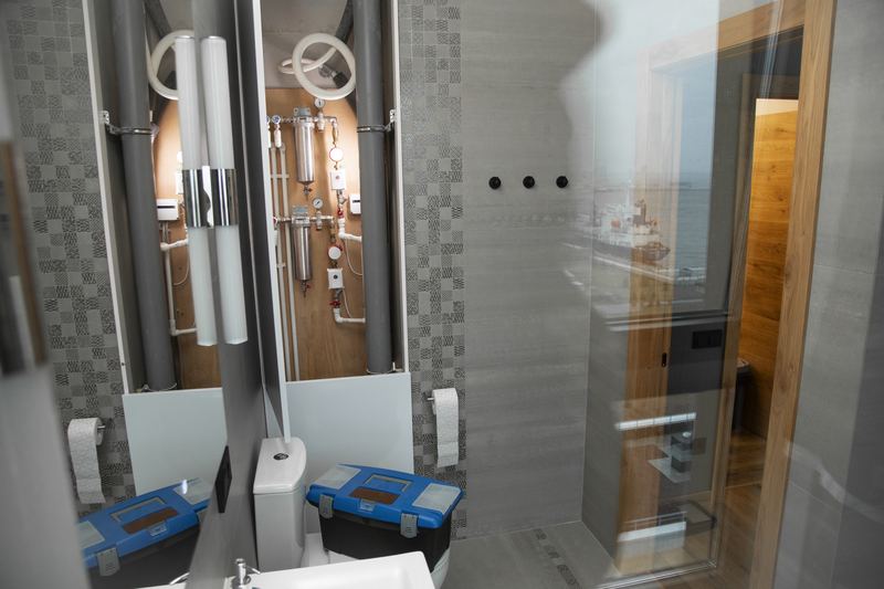 Caja de herramientas de fontanería en un baño preparado para trabajos de reparación